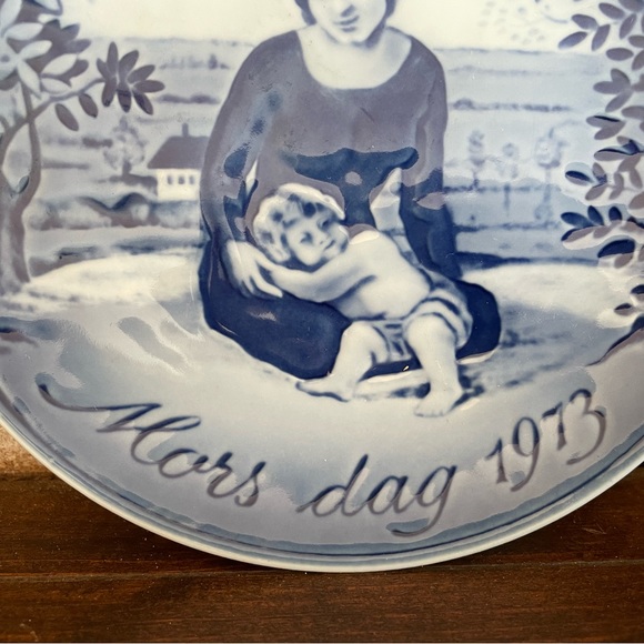 (2 of 4) Royal Copenhagen Vintage Collectors Plate for Mother’s Day 1973 - Picture 3 of 4
